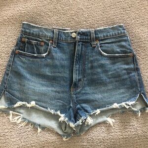 Abercrombie and Fitch High Rise Mom Short Size 26/2 Medium Wash